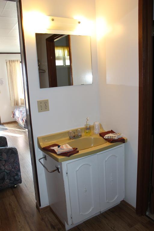 Raval Paradise Motel And Rv Park Youngstown Екстер'єр фото