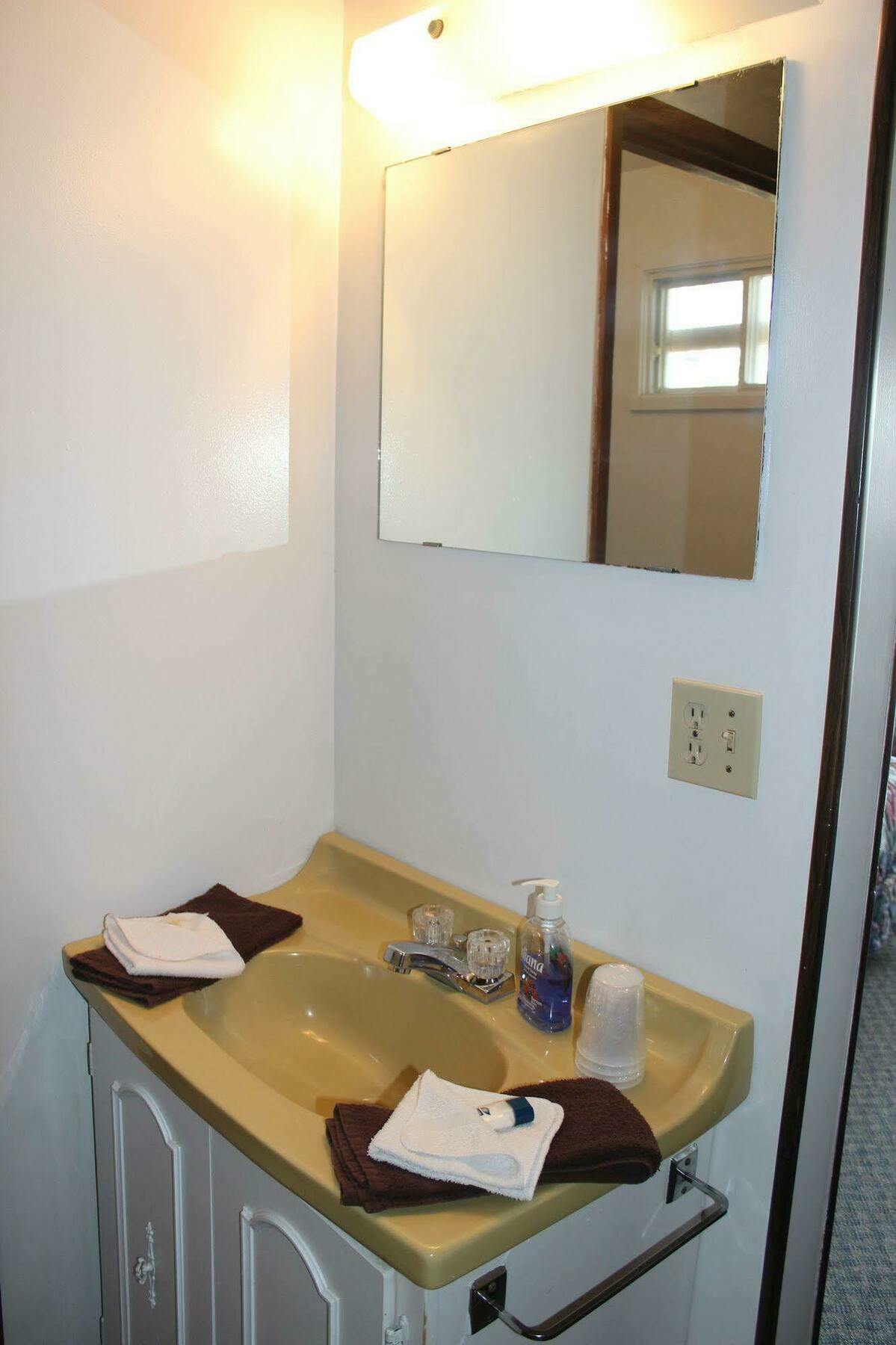 Raval Paradise Motel And Rv Park Youngstown Екстер'єр фото